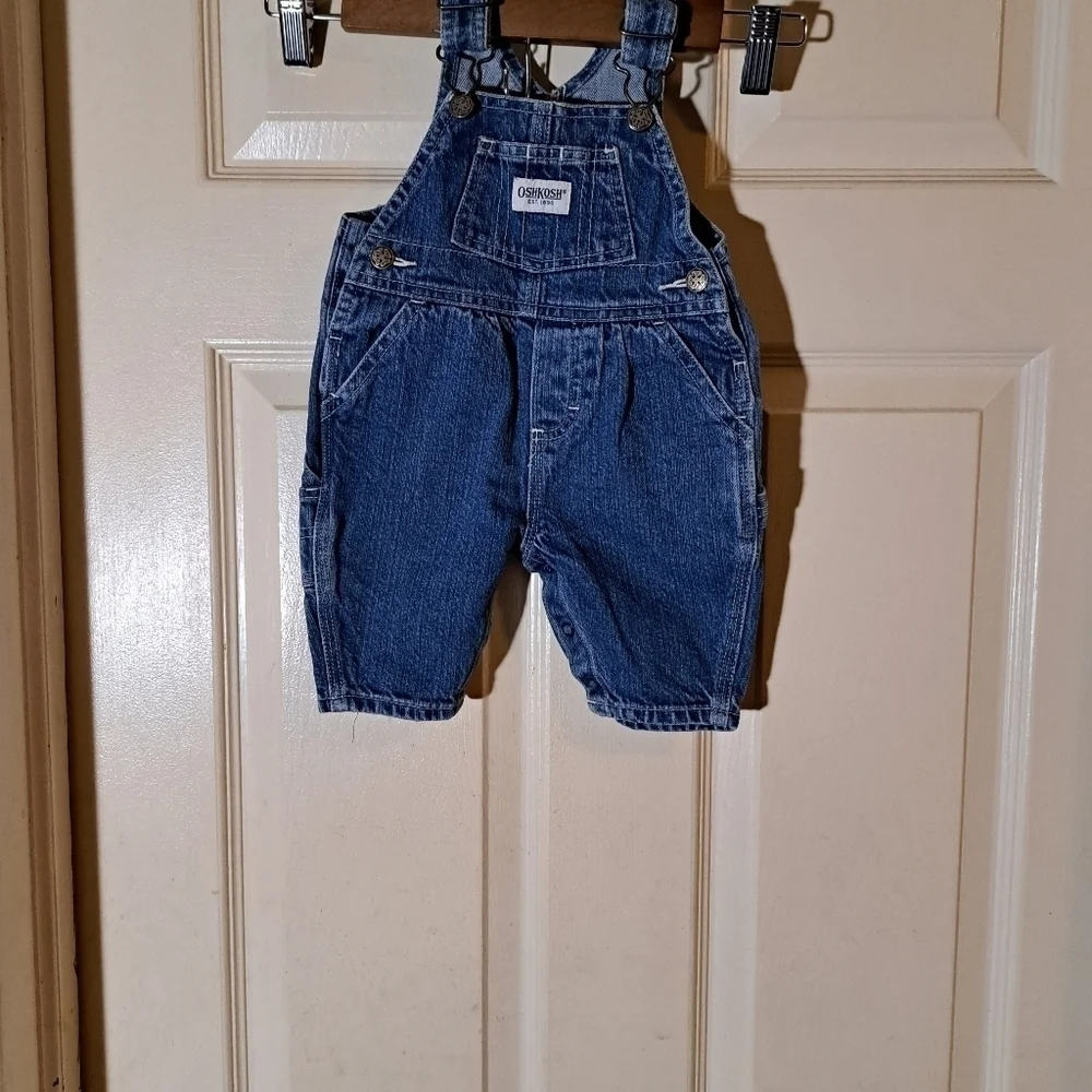 Baby's 5 piece clothing bundle size 0 to 3 months